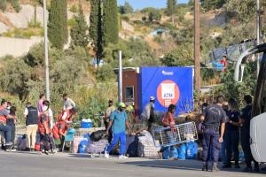 Πρόσφυγες μεταφέρονται στη δομή της Σάμου