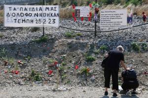 Λουλούδια στα Τέμπη