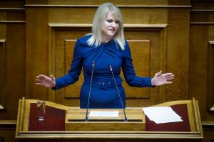 Η Θεοδώρα Τζάκρη στο βήμα της Βουλής