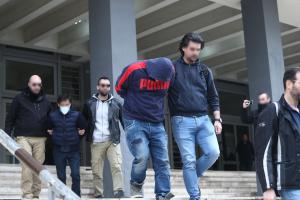 Οι φερόμενοι δράστες της γυναικοκτονίας έξω από το δικαστήριο