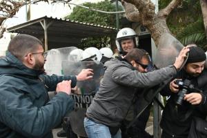 TΡΑΥΜΑΤΙΣΜΟΣ ΣΤΟ ΚΕΦΑΛΙ ΦΩΤΟΡΕΠΟΡΤΕΡ ΚΑΤΑ ΤΗΝ ΕΞΩΣΗ ΤΗΣ ΙΩΑΝΝΑ ΚΟΛΟΒΟΥ