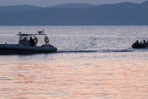 Λιμενικό και βάρκα με πρόσφυγες