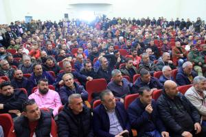 Αγρότες πραγματοποιούν σύσκεψη