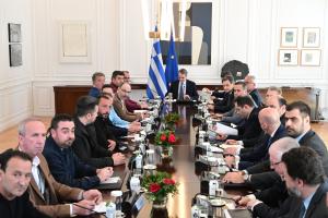 Ο Κυριάκος Μητσοτάκης με αγρότες