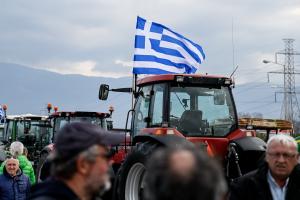 Ελληνική σημαία πάνω σε τρακτέρ