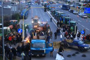 Αγρότες σε μπλόκο με φορτηγά και τρακτέρ