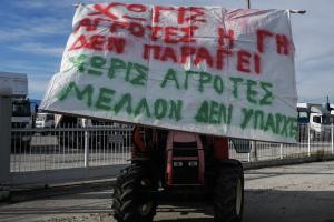 Πανό αγροτών σε τρακτέρ