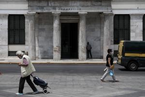 Άνθρωποι μπροστά απο το δημαρχείο της Αθήνας