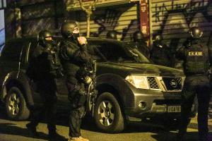 Άντρες της αντιτρομοκρατικής έξω από κτίριο
