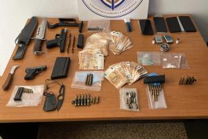 Τα χρήματα και τα όπλα που κατάσχεσε η αστυνομία