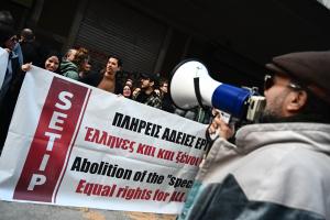 Άνθρωπος με ντουντούκα έξω από το υπουργείο Εργασίας