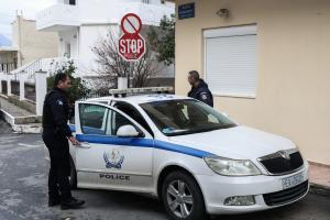 Αστυνομικοί έξω από το σπίτι όπου σκότωσε ο 39χρονος τη 29χρονη