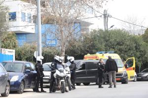 Αστυνομικοί έξω από κτίριο
