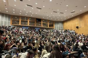 Κατάμεστο από φοιτητές το αμφιθέατρο της Ιατρικής Σχολής Αθηνών