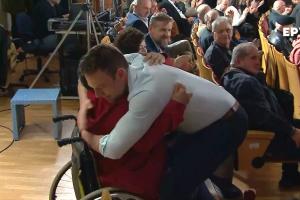 Ο Στέφανος Κασσελάκης αγκαλιάζει πολίτη