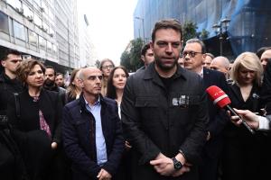Ο Στέφανος Κασσελάκης σε πορεία για τα Τέμπη