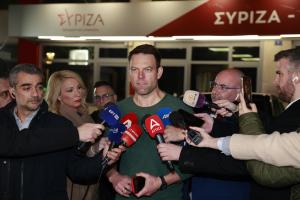 Ο Στέφανος Κασσελάκης έξω από τα γραφεία του ΣΥΡΙΖΑ-ΠΣ