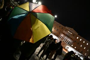 Σημαία της ΛΟΑΤΚΙ κοινότητας έξω από τη Βουλή