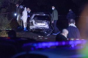 Αστυνομικοί στο σημείο που βρέθηκε το καμμένο όχημα με την σορό του 59χρονου