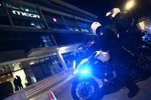 Αστυνομικοί έξω από το κτίριο του Mega