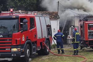 Οχήματα της πυροσβεστικής και καπνός