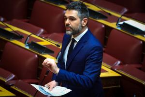 Ο Γιάννης Σαρακιώτης μιλά όρθιος από τα έδρανα της Βουλής