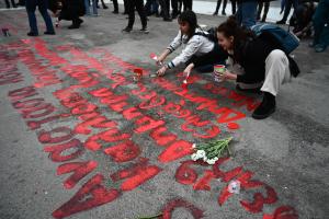Φοιτητές γράφουν τα ονόματα των νεκρών των Τεμπών