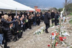 Μνημόσυνο για τα θύματα στα Τέμπη