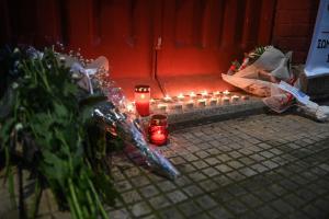 Λουλούδια και κεράκια στη μνήμη των θυμάτων των Τεμπών