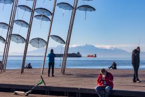 Άνθρωποι στον παραλιακό δρόμο στη Θεσσαλονίκη
