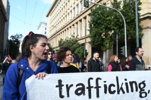 Γυναίκες σε πορεία με πανό κατά του trafficking