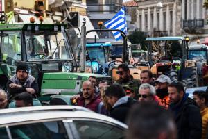 Αγρότες με τρακτέρ