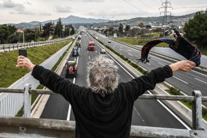 Άνθρωπος χαιρετά τρακτέρ στην εθνική οδό