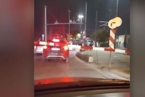 Ανεβασμένη μπάρα σε γραμμή τρένου στο Μεταξουργείο και αμάξια να περνάνε