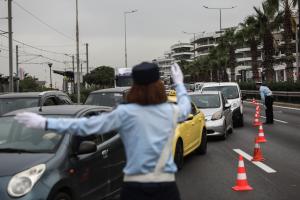 Τροχονόμος σε δρόμο ρυθμίζει την κυκλοφορία