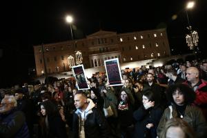 Κόσμος έξω από τη Βουλή σε πορεία για Τέμπη