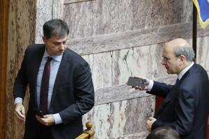 Ο Χάρης Θεοχάρης και ο Κωστής Χατζηδάκης στη Βουλή