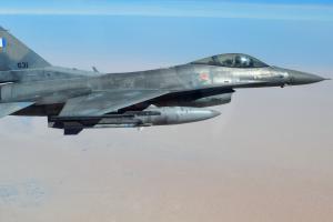 Αεροσκάφος F-16 πετάει στον αέρα