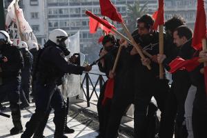 ΜΑΤ χτυπούν φοιτητές