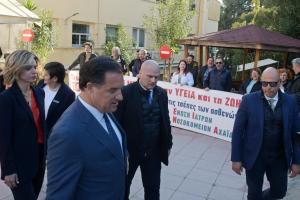 ο Άδωνις Γεωργιάδης στο Καραμανδάνειο Νοσοκομείο Παίδων στην Πάτρα με αντιπροσωπεία της ΙΝΑ να τον υποδέχεται με πανό κατά της διάλυσης του ΕΣΥ