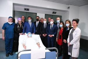 Ο Άδωνις Γεωργιάδης πάνω από το κρεβάτι ασθενούς