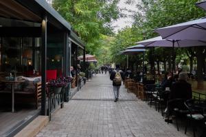 Καφέ και κόσμος στο κέντρο της Αθήνας