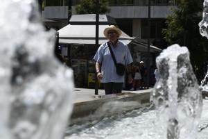 Άνθρωπος περπατά μπροστά από σιντριβάνι