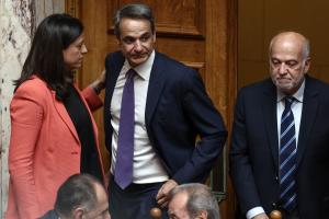 Νίκη Κεραμέως, Κυριάκος Μητσοτάκης και Γιώργος Φλωρίδης στη Βουλή