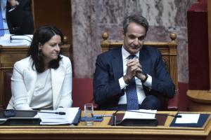 Νίκη Κεραμέως και Κυριάκος Μητσοτάκης στη Βουλή
