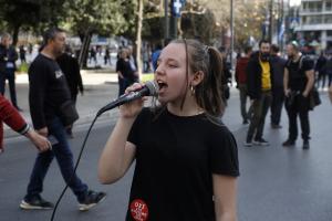 Κοπέλα μιλάει στο μικρόφωνο