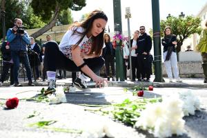 Λουλούδια στο σημείο που συνέβη το τροχαίο έξω από τη Βουλή