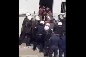 ΜΑΤ χτυπάνε μετανάστες