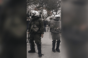Παράνομος εξοπλισμός στα χέρια άνδρα των ΜΑΤ