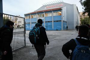 Μαθητές με τσάντες πηγαίνουν στο σχολείο